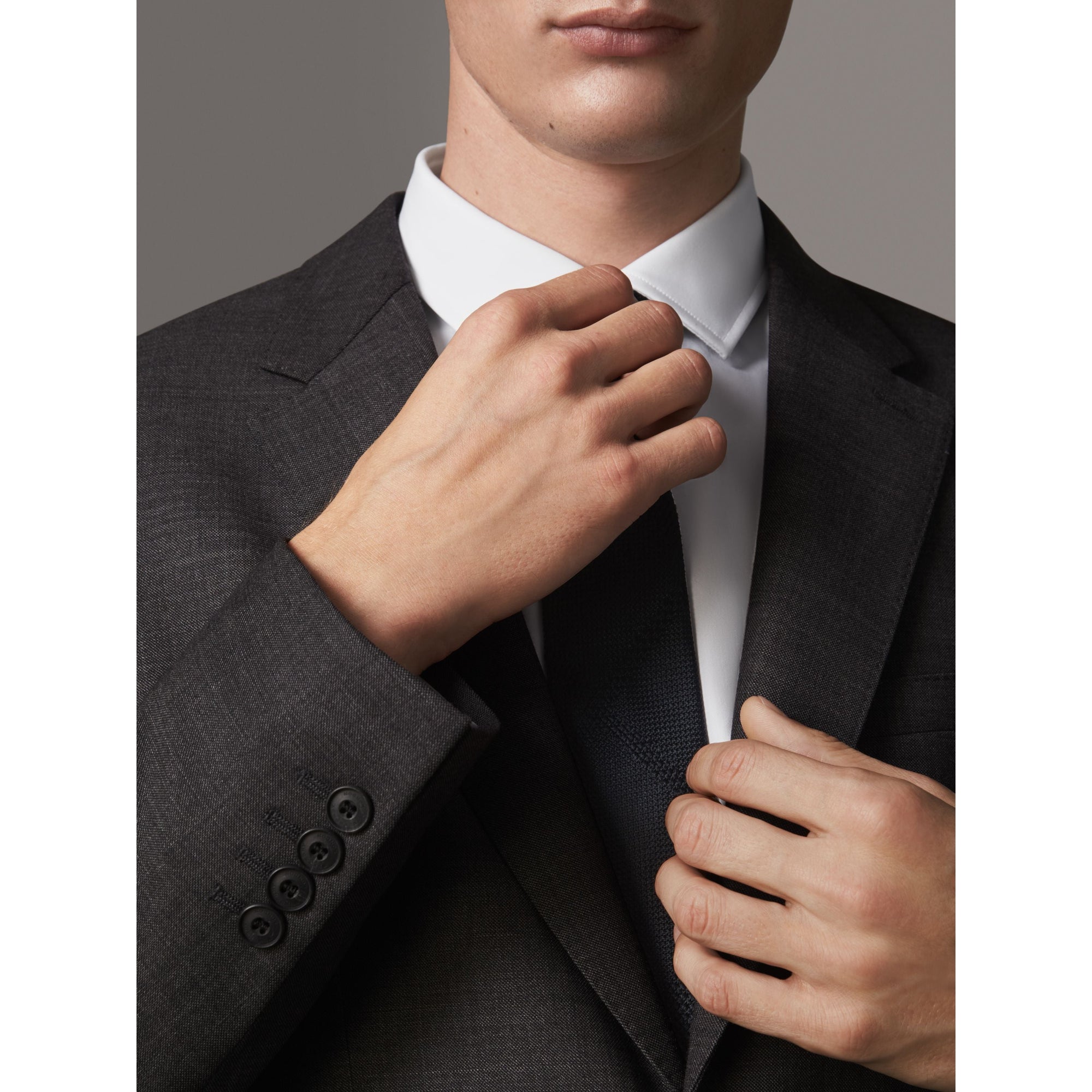 DARK GREY MELANGE Costume de coupe moderne en laine vierge Travel Tailoring