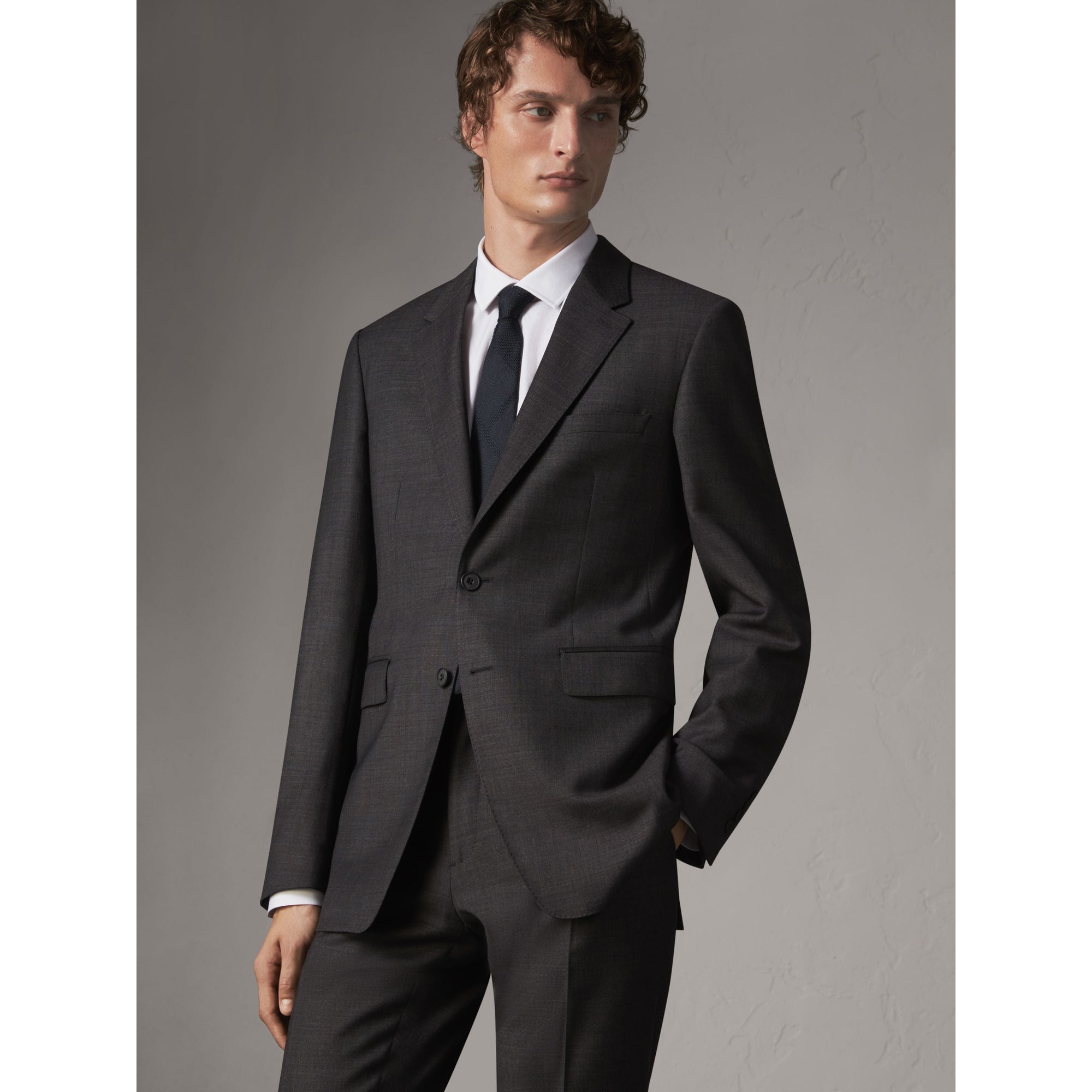 DARK GREY MELANGE Costume de coupe moderne en laine vierge Travel Tailoring