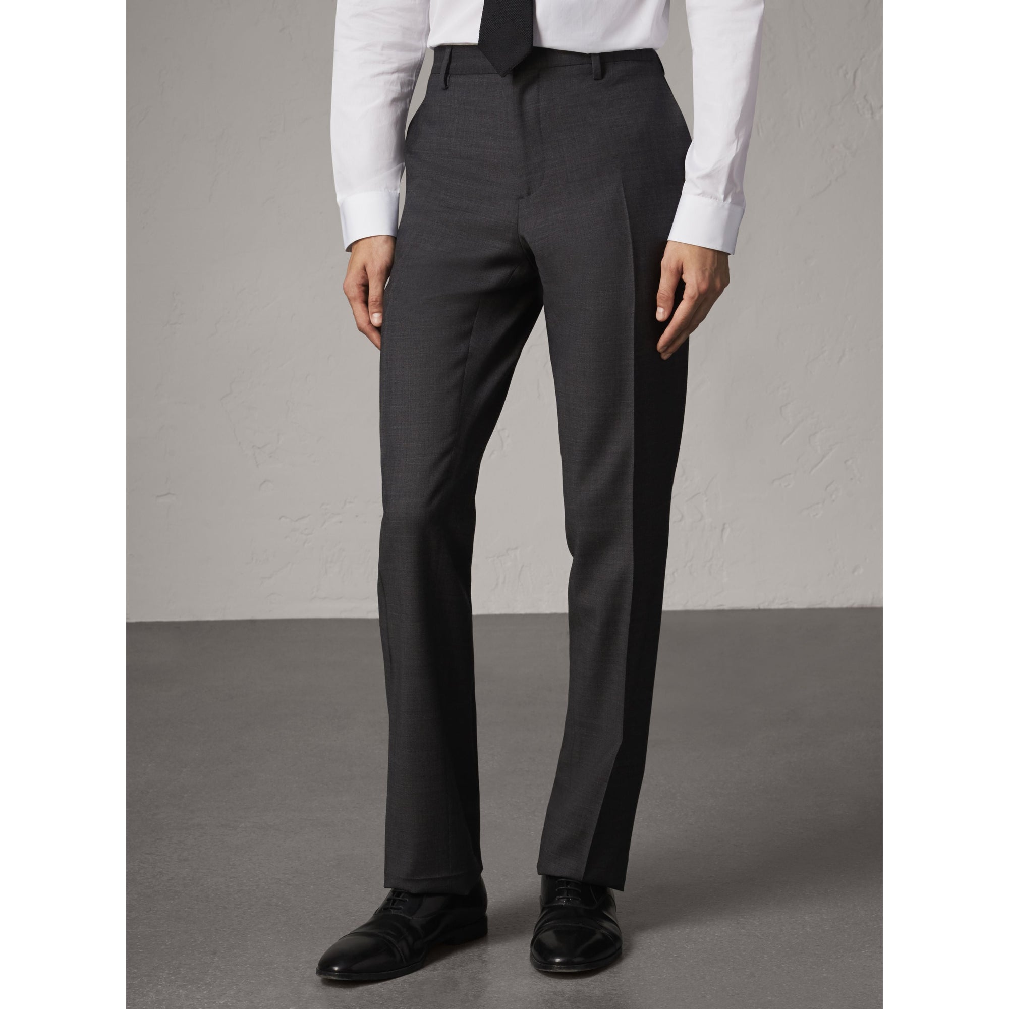 DARK GREY MELANGE Costume de coupe moderne en laine vierge Travel Tailoring