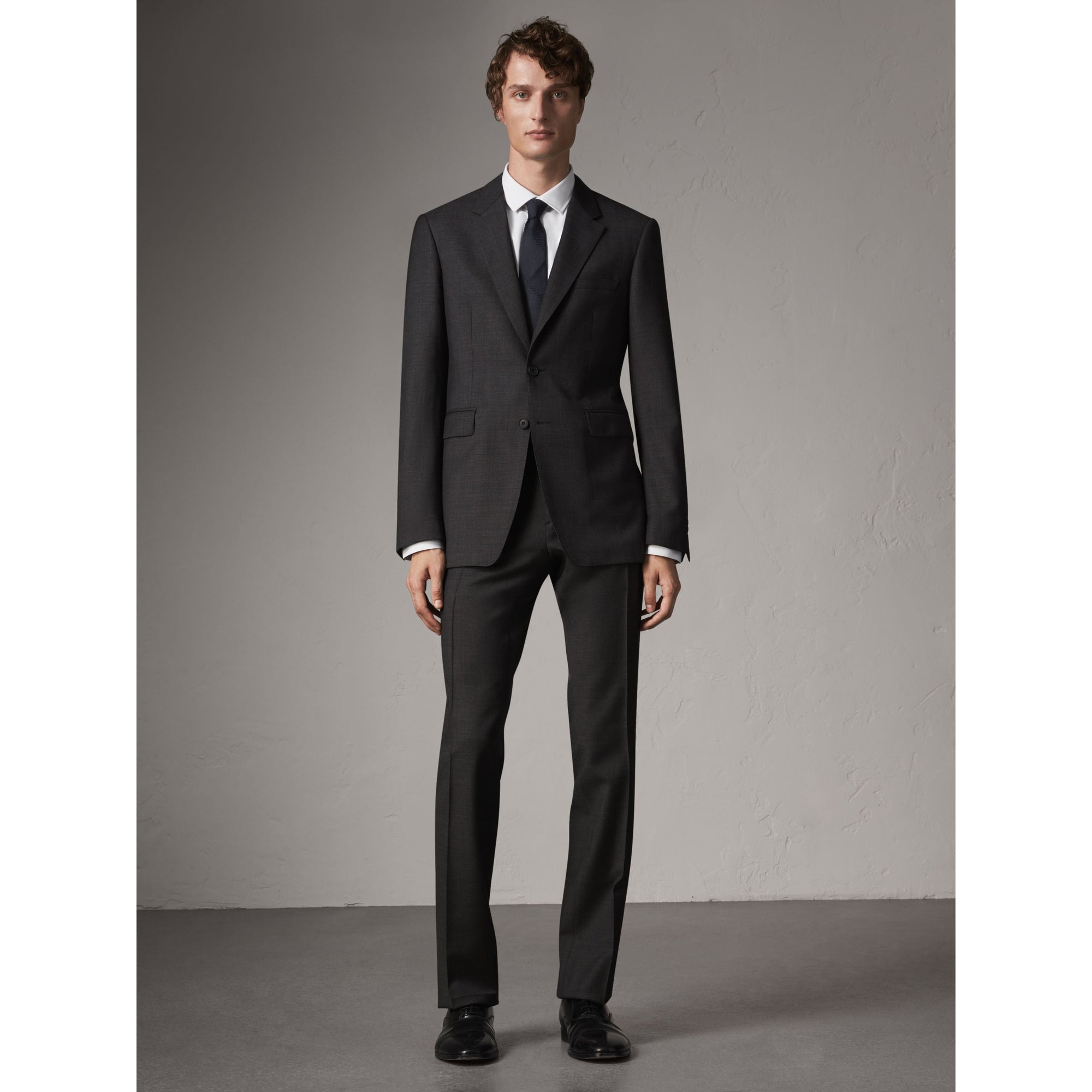 DARK GREY MELANGE Costume de coupe moderne en laine vierge Travel Tailoring