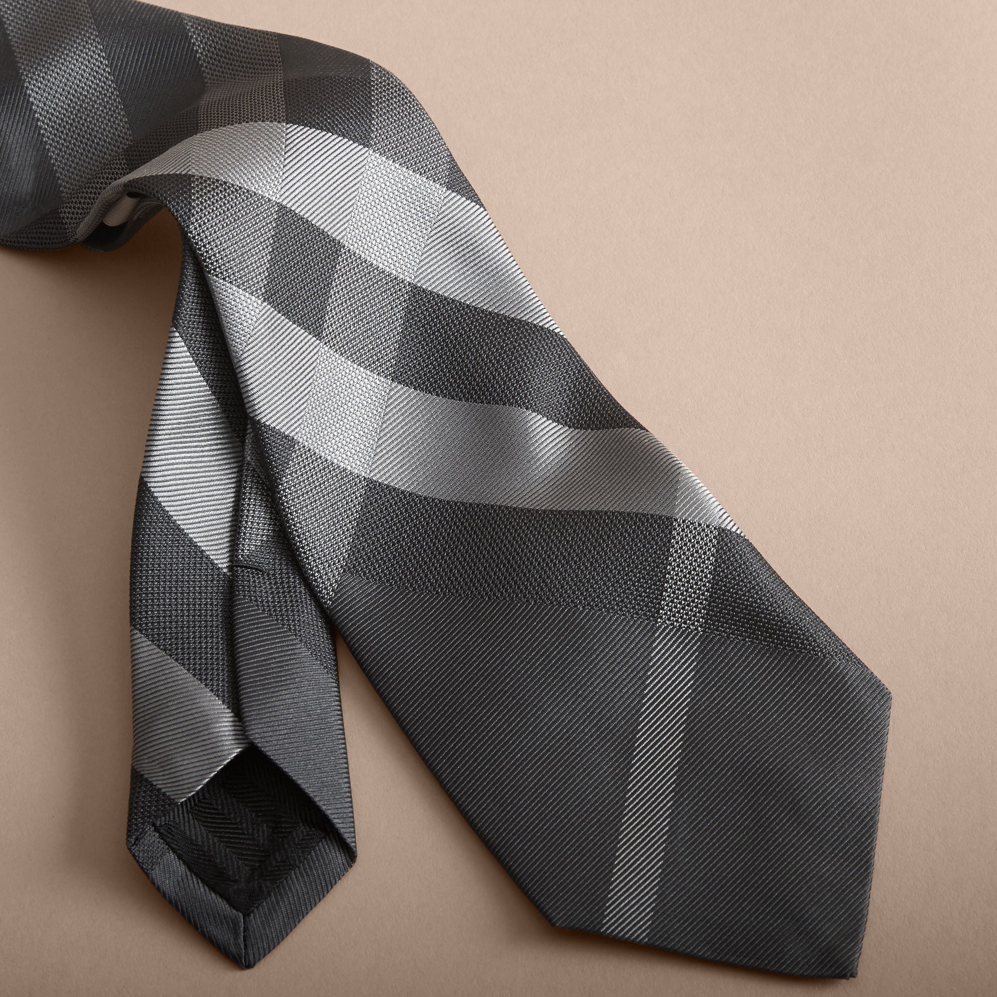 DARK CHARCOAL Cravate moderne en soie à motif Beat check