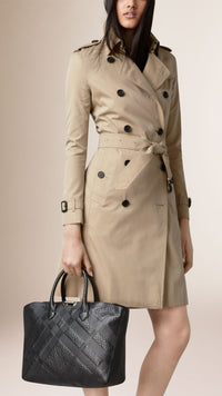 BLACK Sac tote medium en cuir gravé de check en relief
