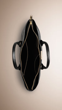 BLACK Sac tote medium en cuir gravé de check en relief