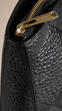 BLACK Sac tote medium en cuir gravé de check en relief