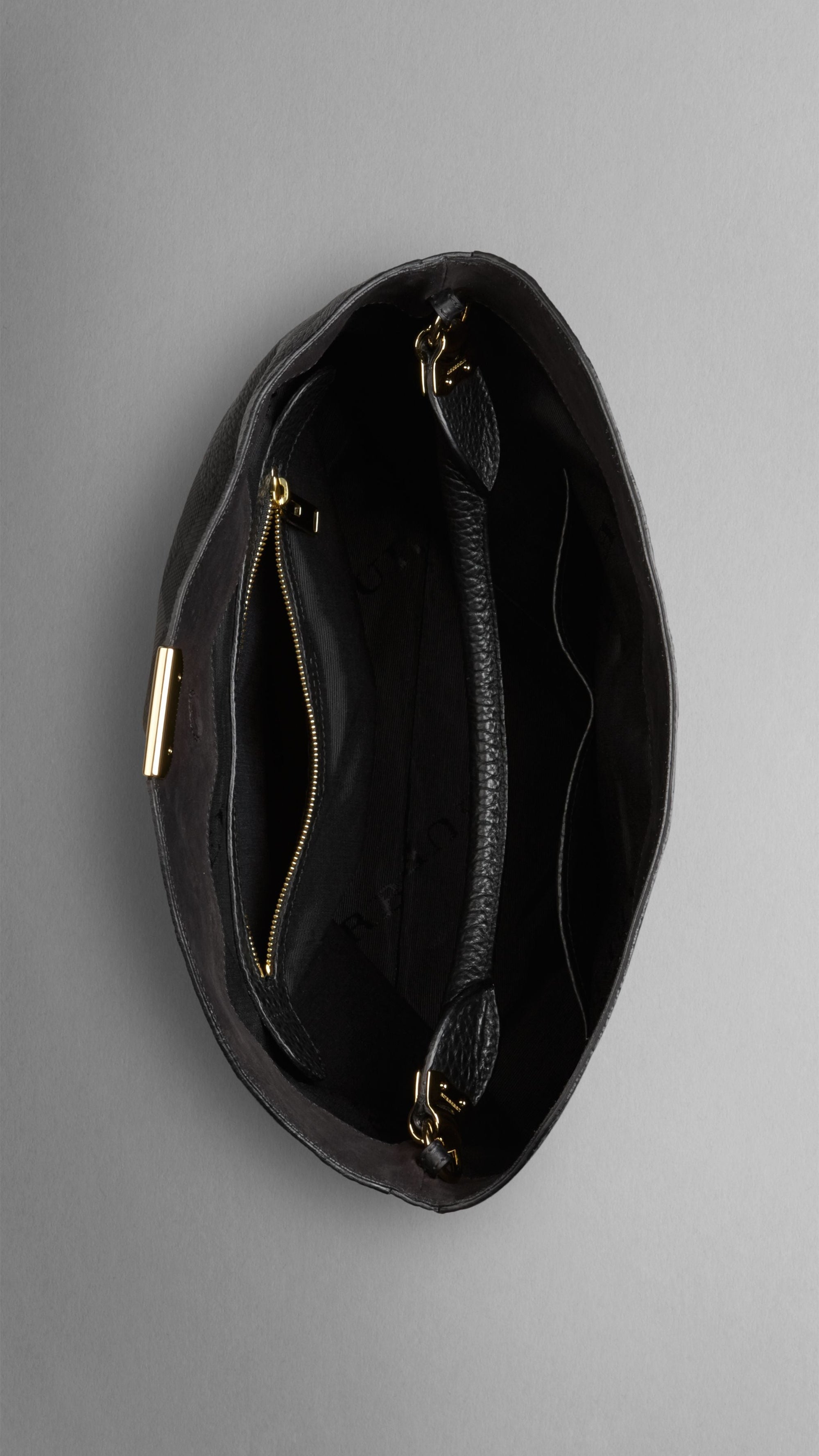 BLACK Sac hobo medium en cuir avec motif check en relief