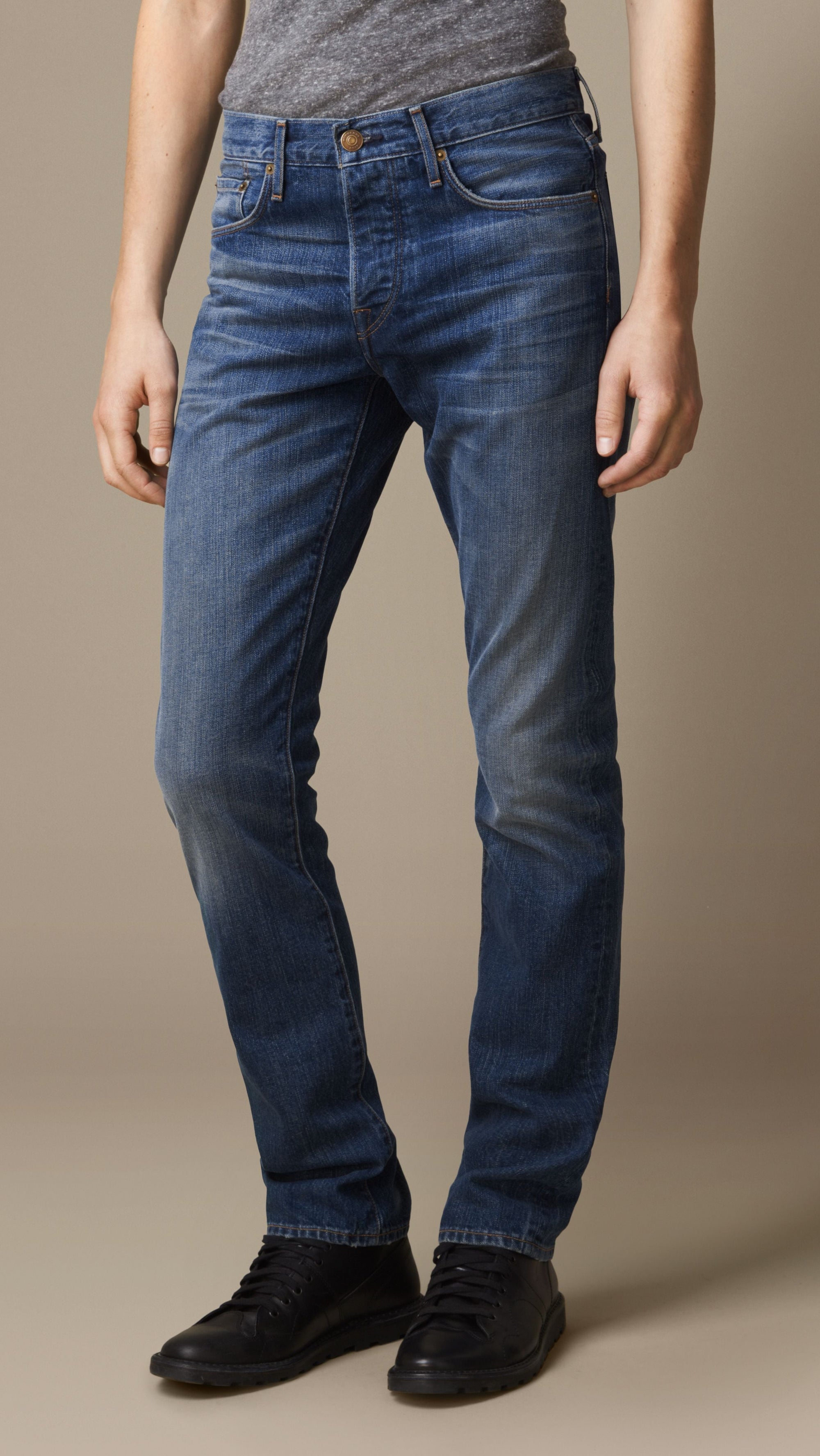 DARK INDIGO Jean de coupe droite lavé à la pierre