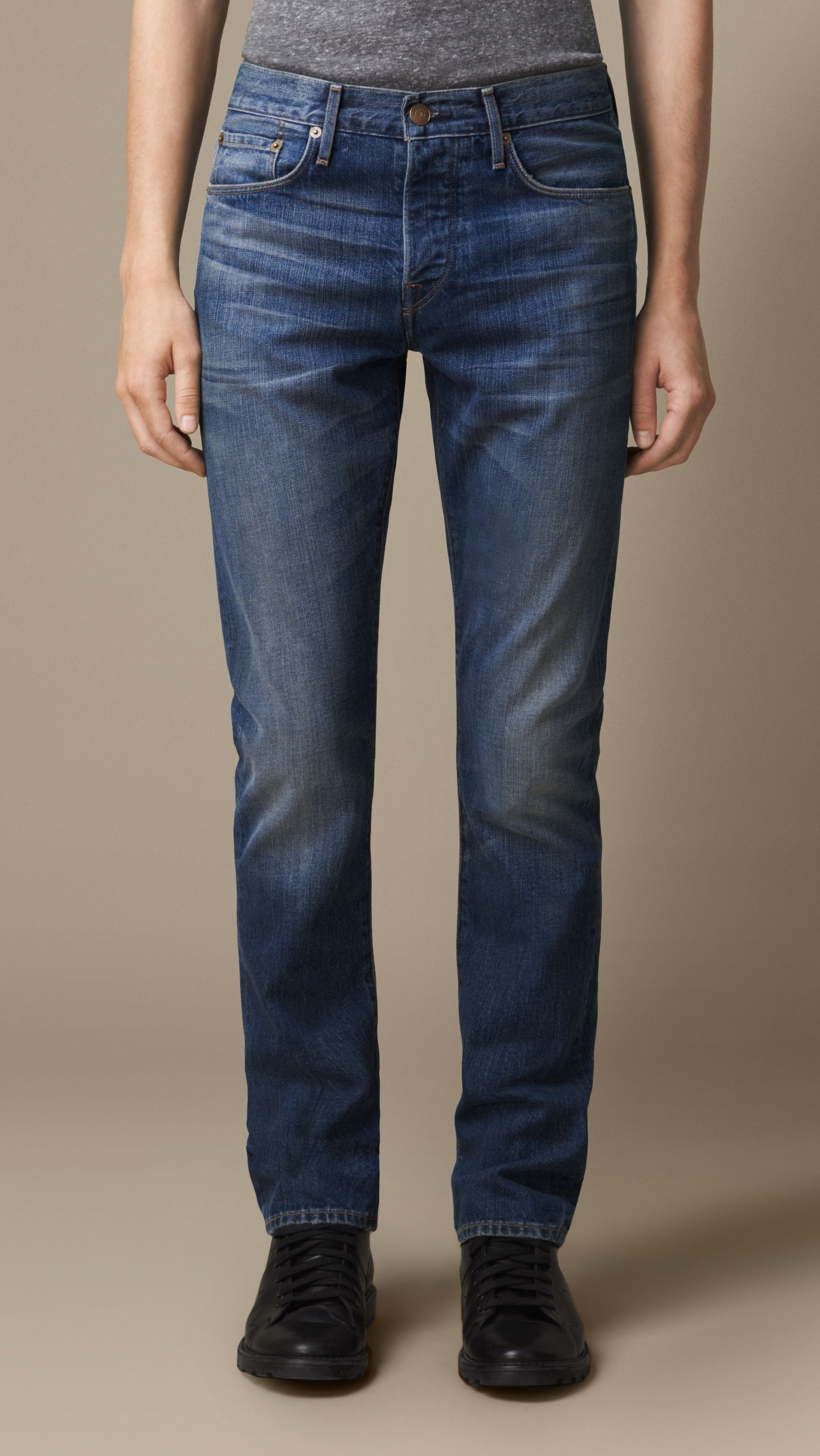 DARK INDIGO Jean de coupe droite lavé à la pierre