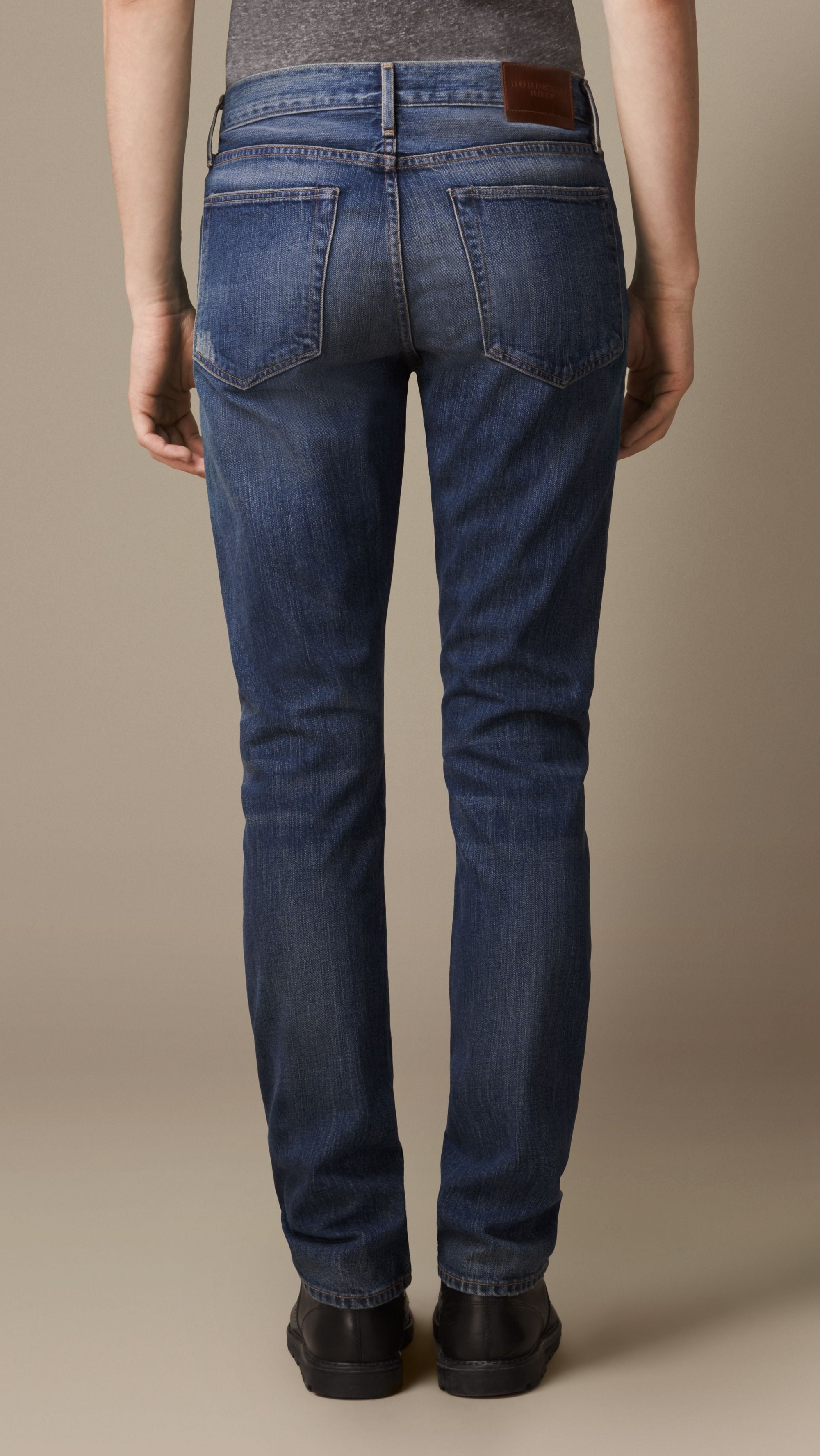DARK INDIGO Jean de coupe droite lavé à la pierre