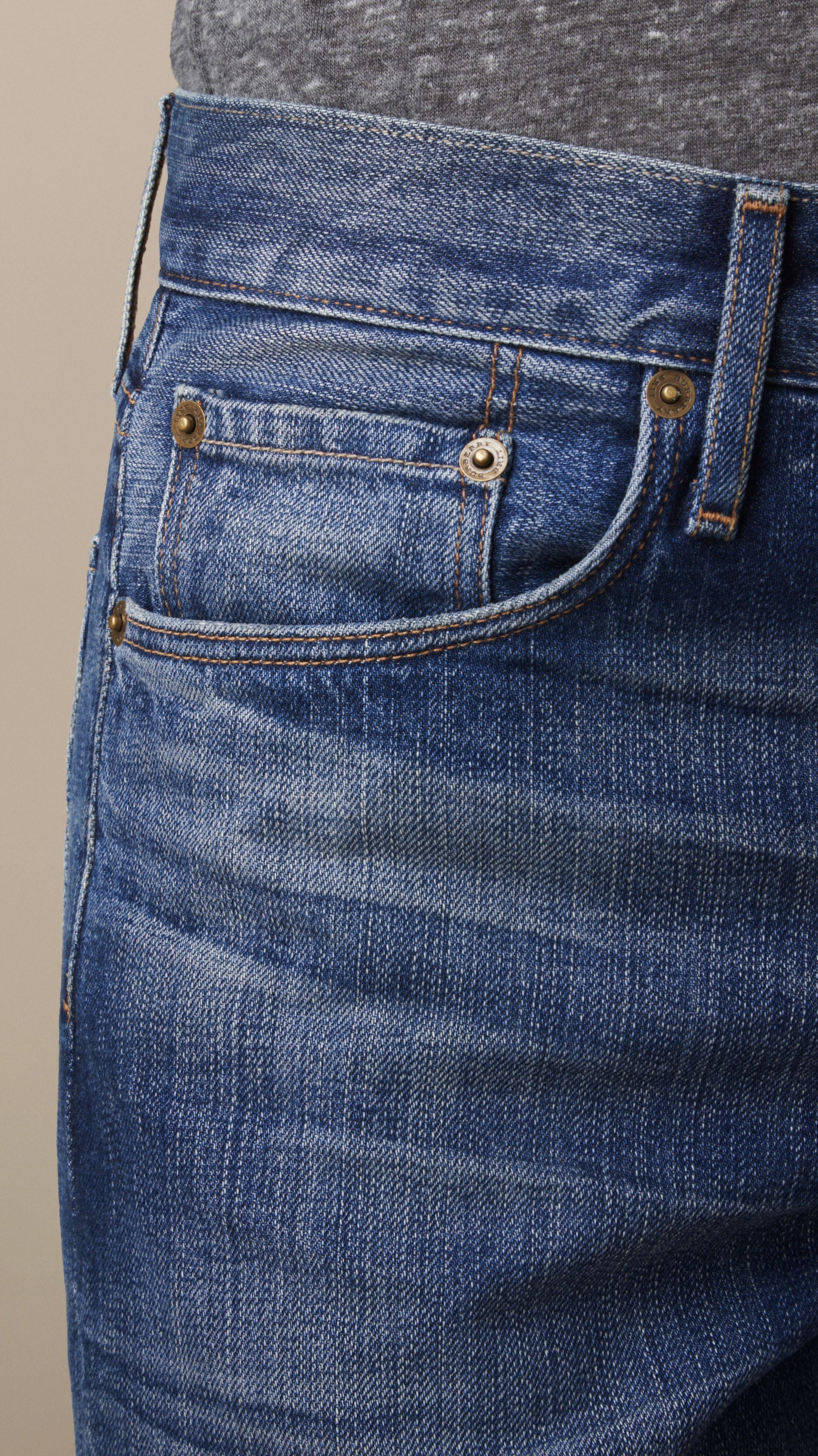 DARK INDIGO Jean de coupe droite lavé à la pierre