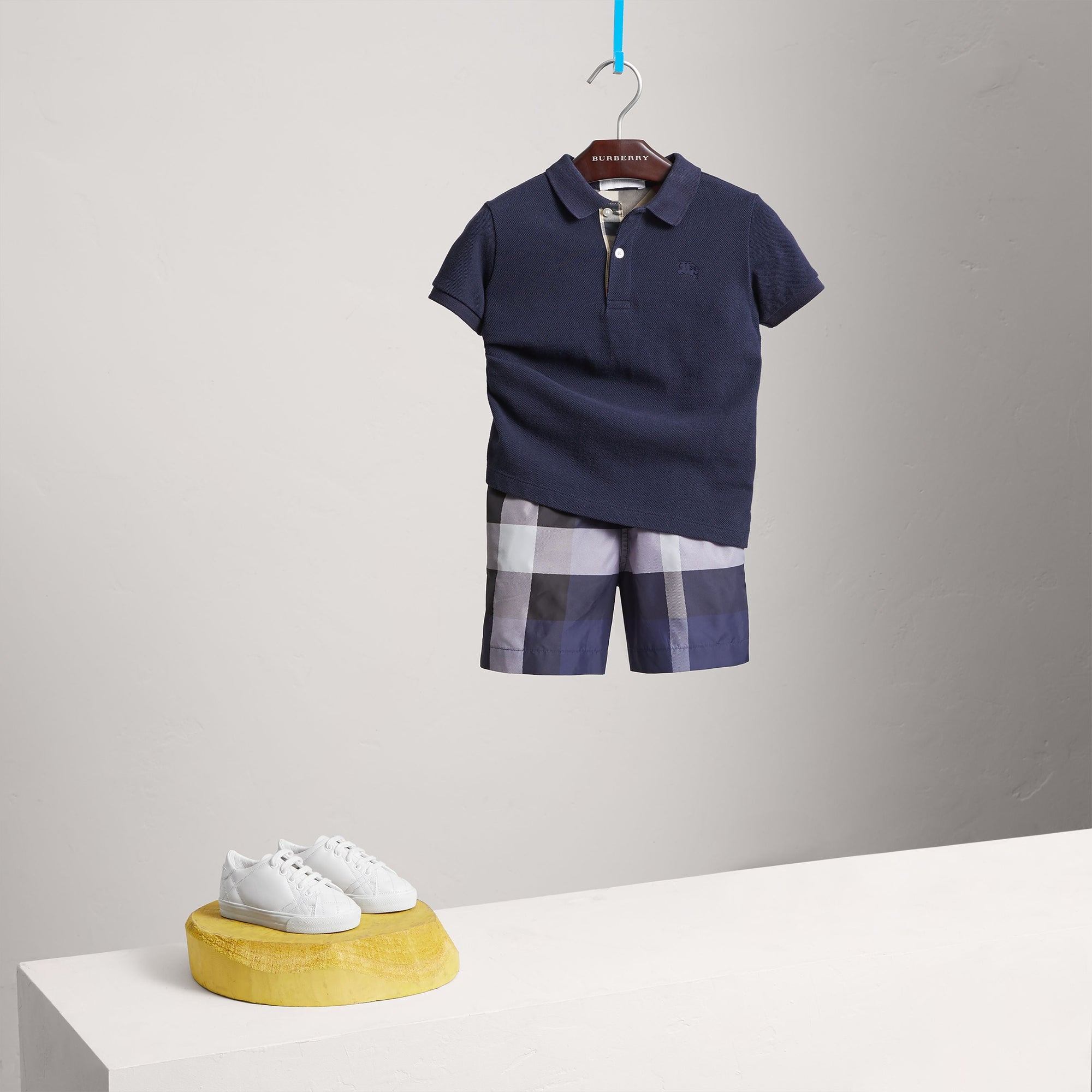 TRUE NAVY Polo avec patte à motif check