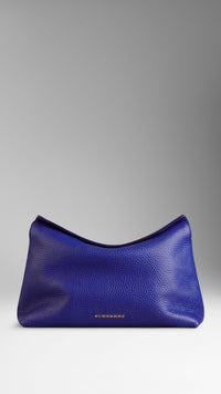 BRILLIANT BLUE Petit clutch en cuir grainé