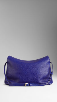BRILLIANT BLUE Petit clutch en cuir grainé