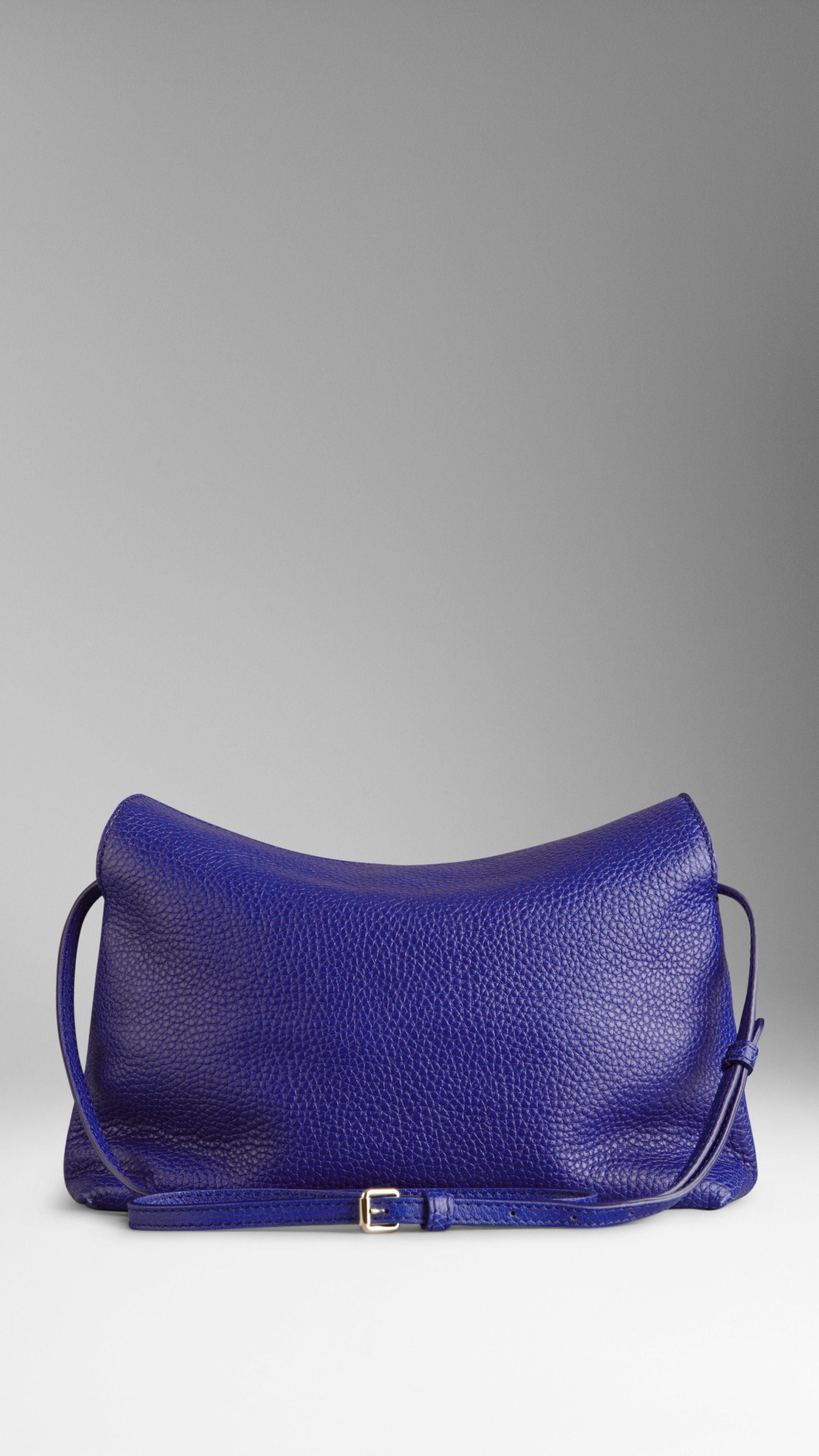 BRILLIANT BLUE Petit clutch en cuir grainé