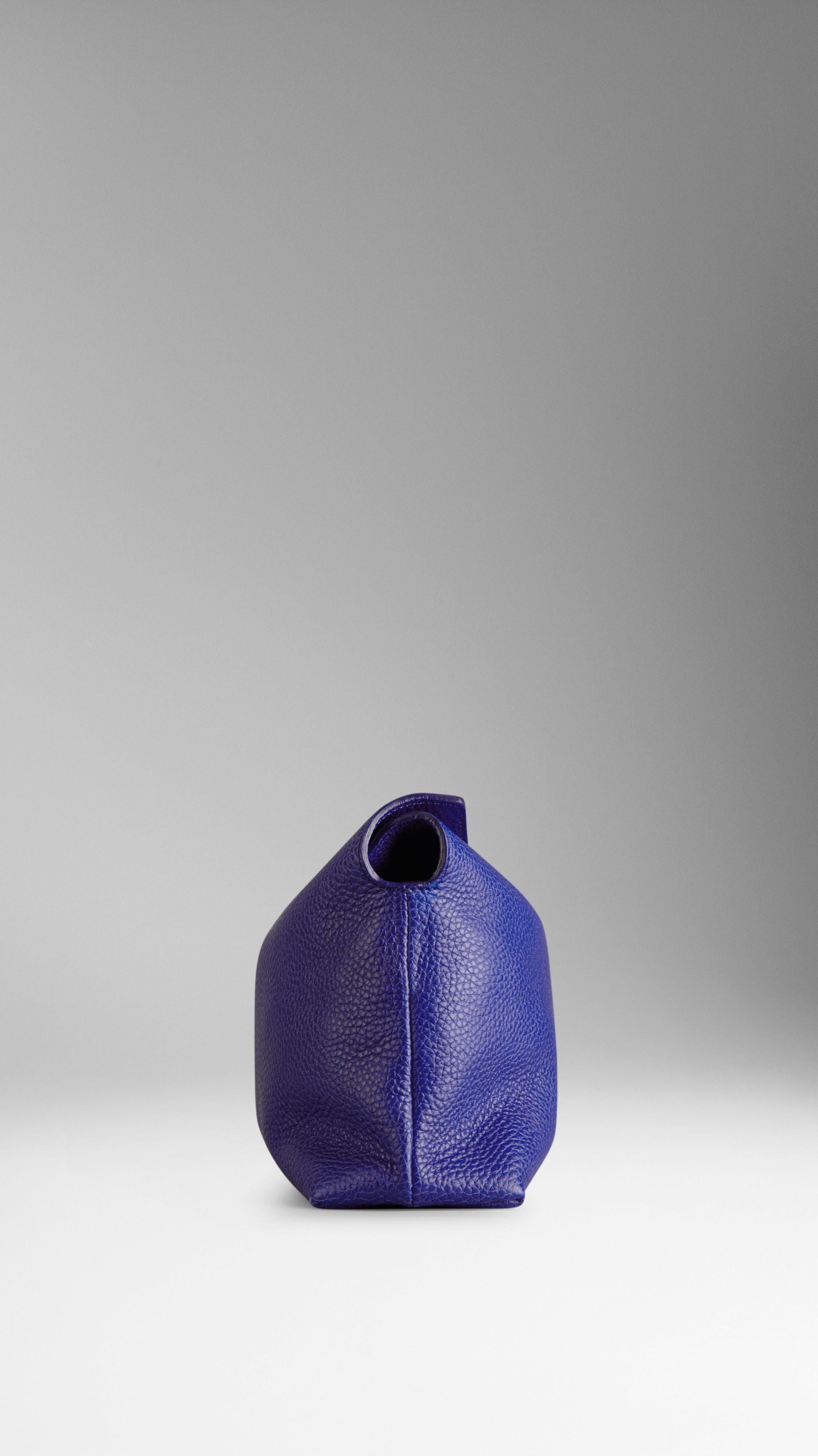 BRILLIANT BLUE Petit clutch en cuir grainé
