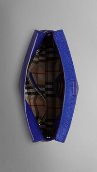 BRILLIANT BLUE Petit clutch en cuir grainé