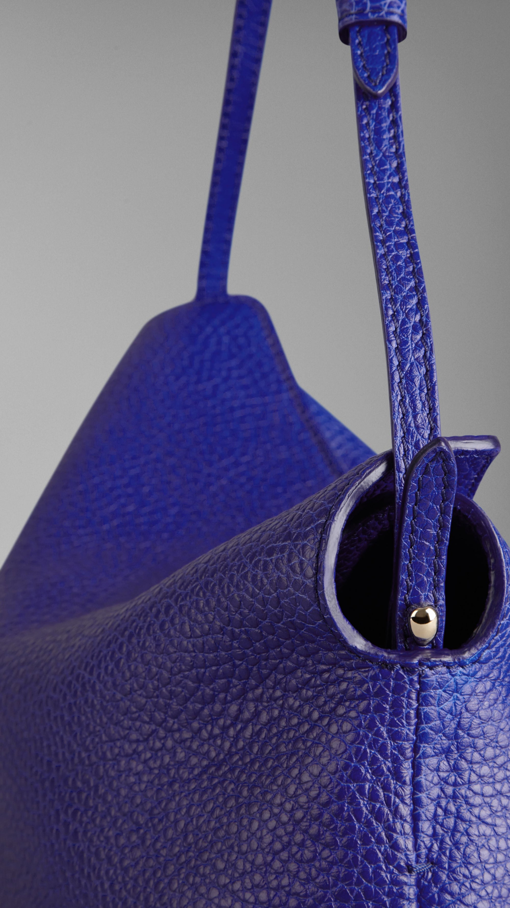BRILLIANT BLUE Petit clutch en cuir grainé