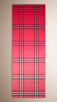CORAL PINK Écharpe légère en laine et soie à motif check ombré