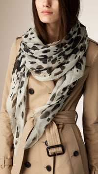 STONE PRINT Foulard en georgette de soie à imprimé fauve