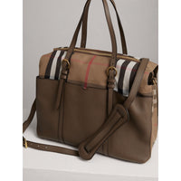 TAUPE GREY Sac à langer à motif House check avec détails en cuir