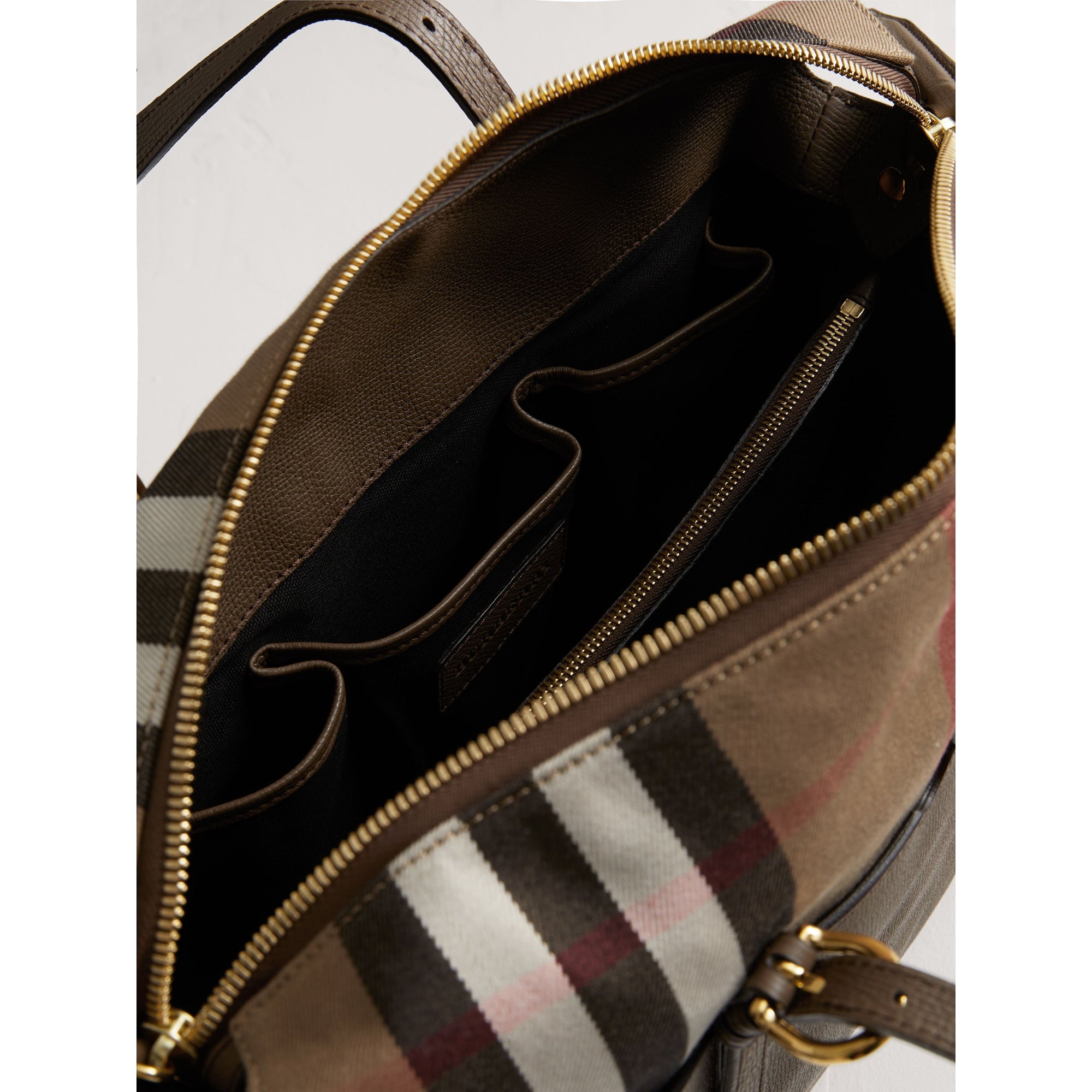 TAUPE GREY Sac à langer à motif House check avec détails en cuir