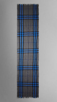 STONE GREY Écharpe à effet froissé en laine mérinos et cachemire à motif check