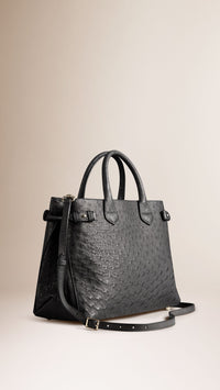 BLACK Sac The Banner medium en cuir d'autruche