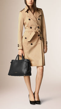 BLACK Sac The Banner medium en cuir d'autruche