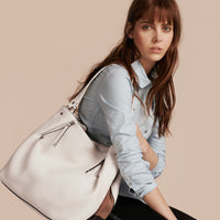 WHITE Sac tote medium en cuir orné de touches check