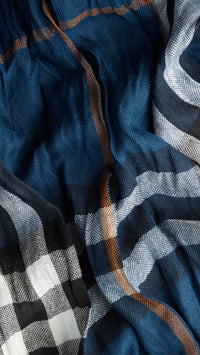TEAL BLUE CHECK Écharpe à effet froissé en laine mérinos et cachemire à motif check