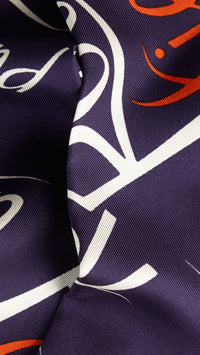 BRIGHT INDIGO Foulard de soie fin à imprimé couverture de livre