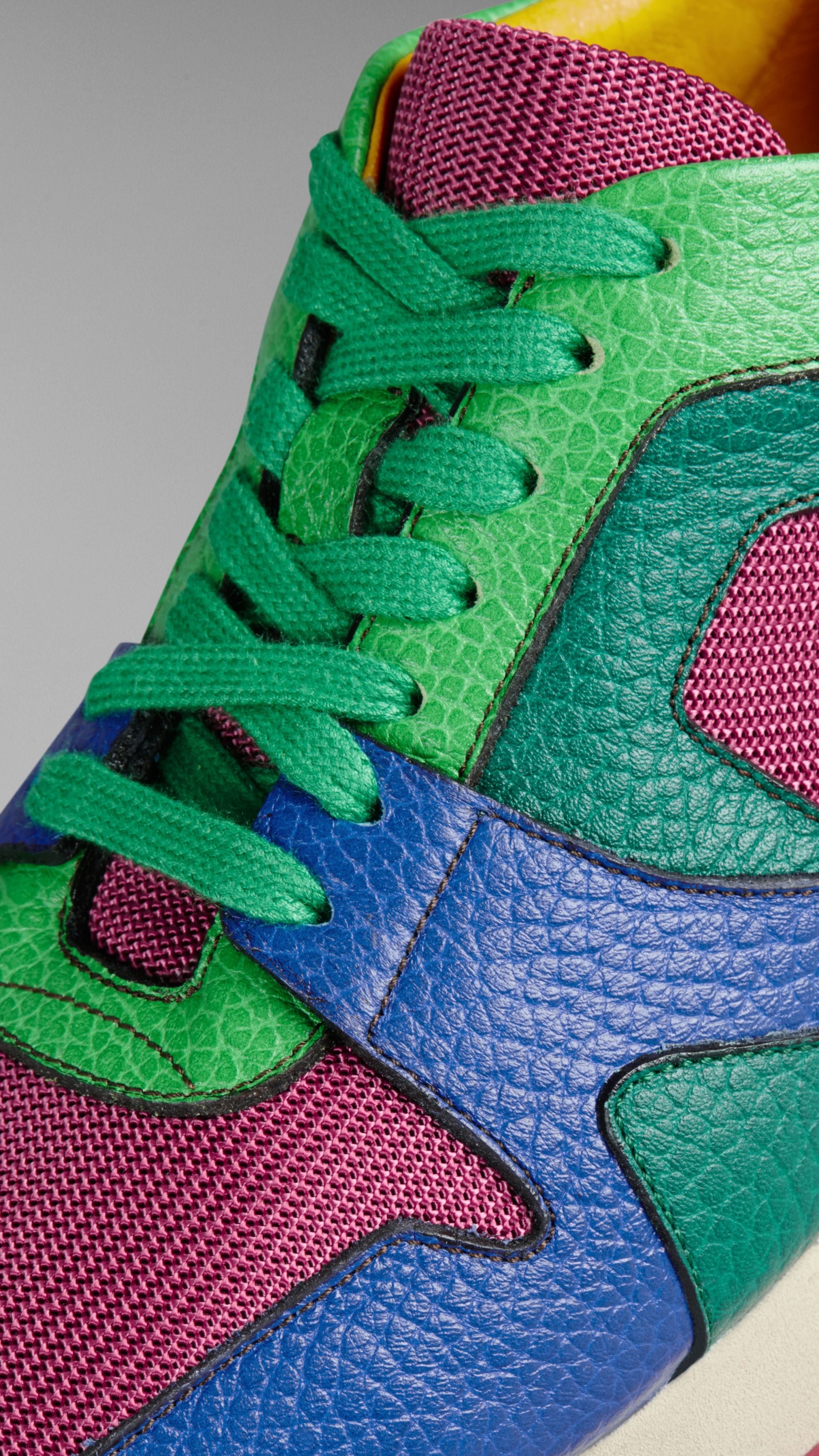 BRT RGY BLUE/PINK Tennis Field Sneaker color-block en cuir avec empiècements filet