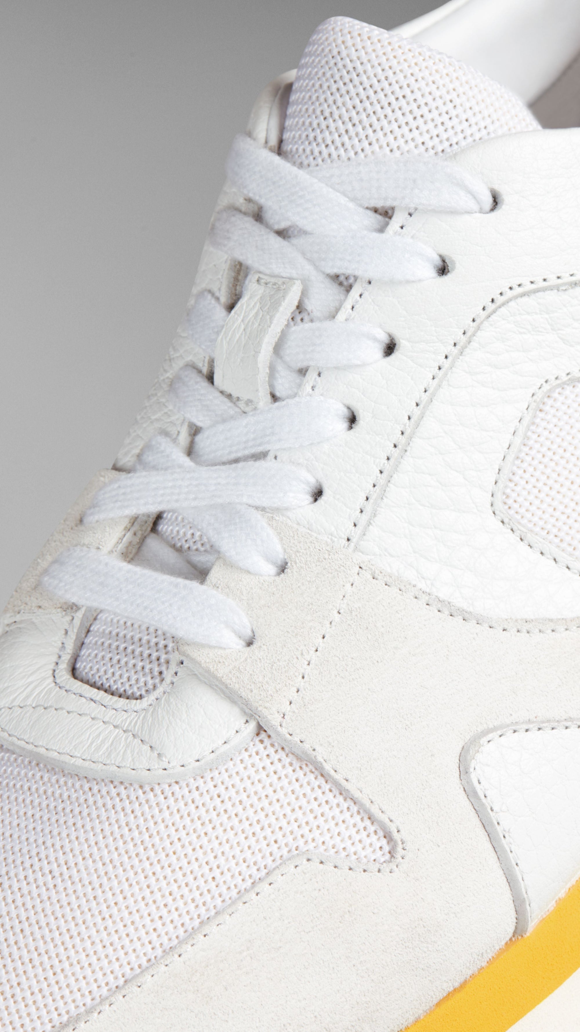 WHITE/DAFFODI YELLOW Tennis Field Sneaker en cuir velours et cuir