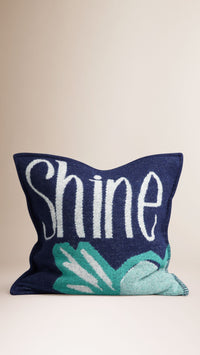BRIGHT NAVY PRINT Housse de coussin en laine et cachemire à motif couverture de livre
