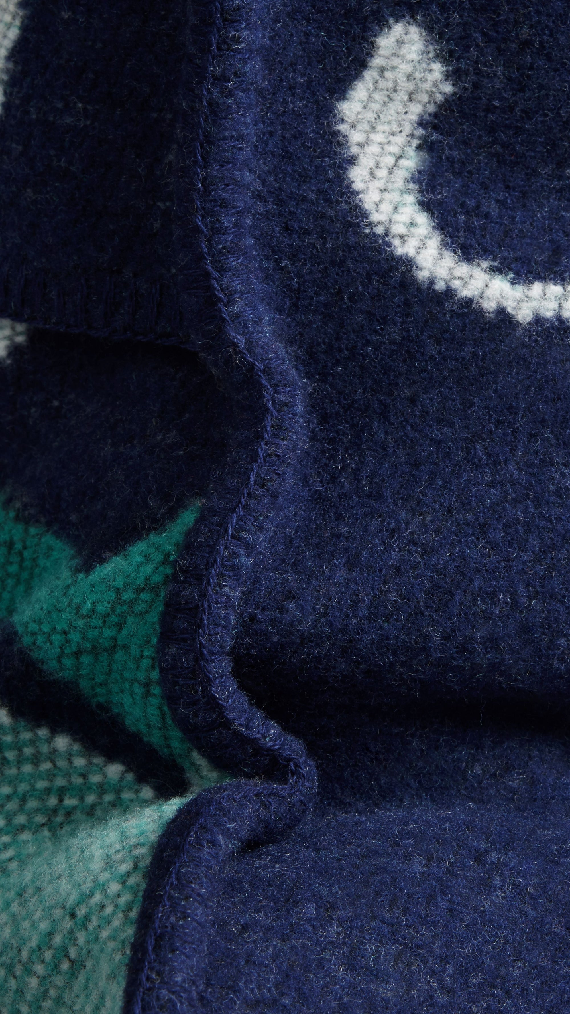 BRIGHT NAVY PRINT Housse de coussin en laine et cachemire à motif couverture de livre
