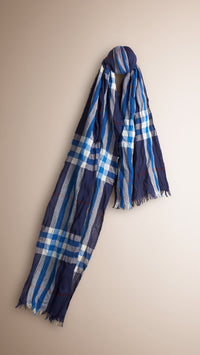 NAVY/BRIGHT COBALT Écharpe à effet froissé en laine mérinos et cachemire à motif check