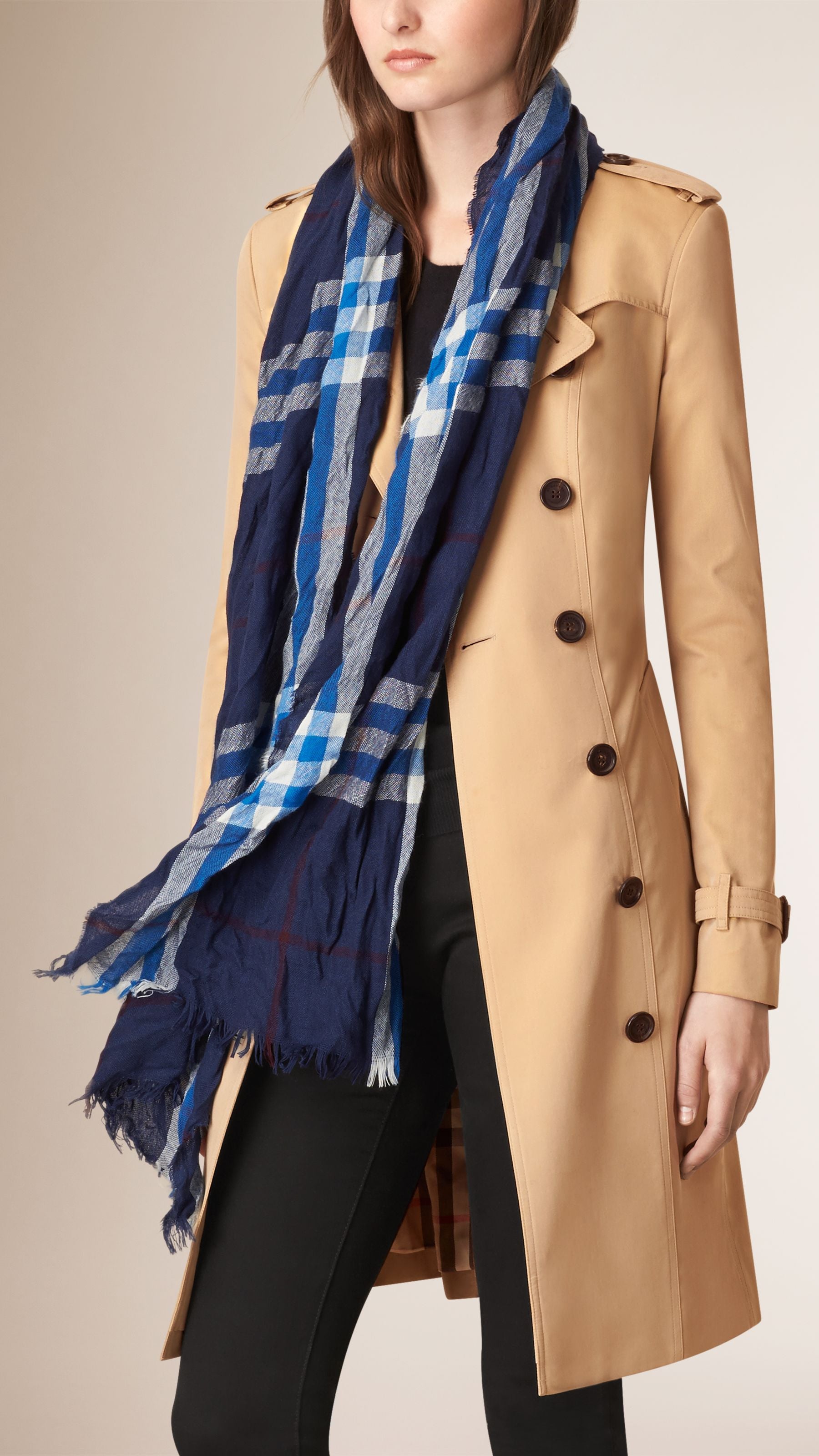 NAVY/BRIGHT COBALT Écharpe à effet froissé en laine mérinos et cachemire à motif check