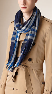 NAVY/BRIGHT COBALT Écharpe à effet froissé en laine mérinos et cachemire à motif check