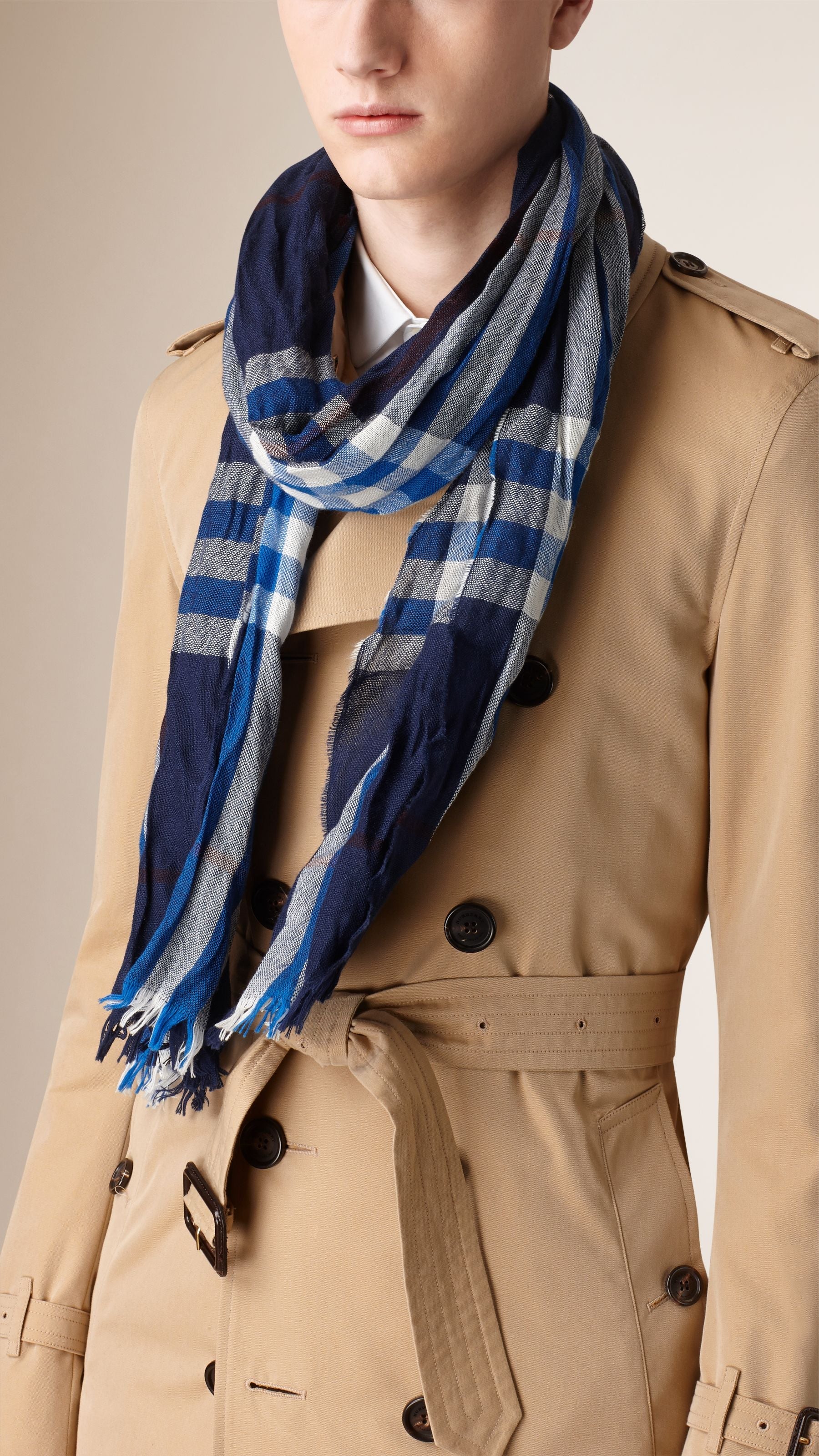 NAVY/BRIGHT COBALT Écharpe à effet froissé en laine mérinos et cachemire à motif check