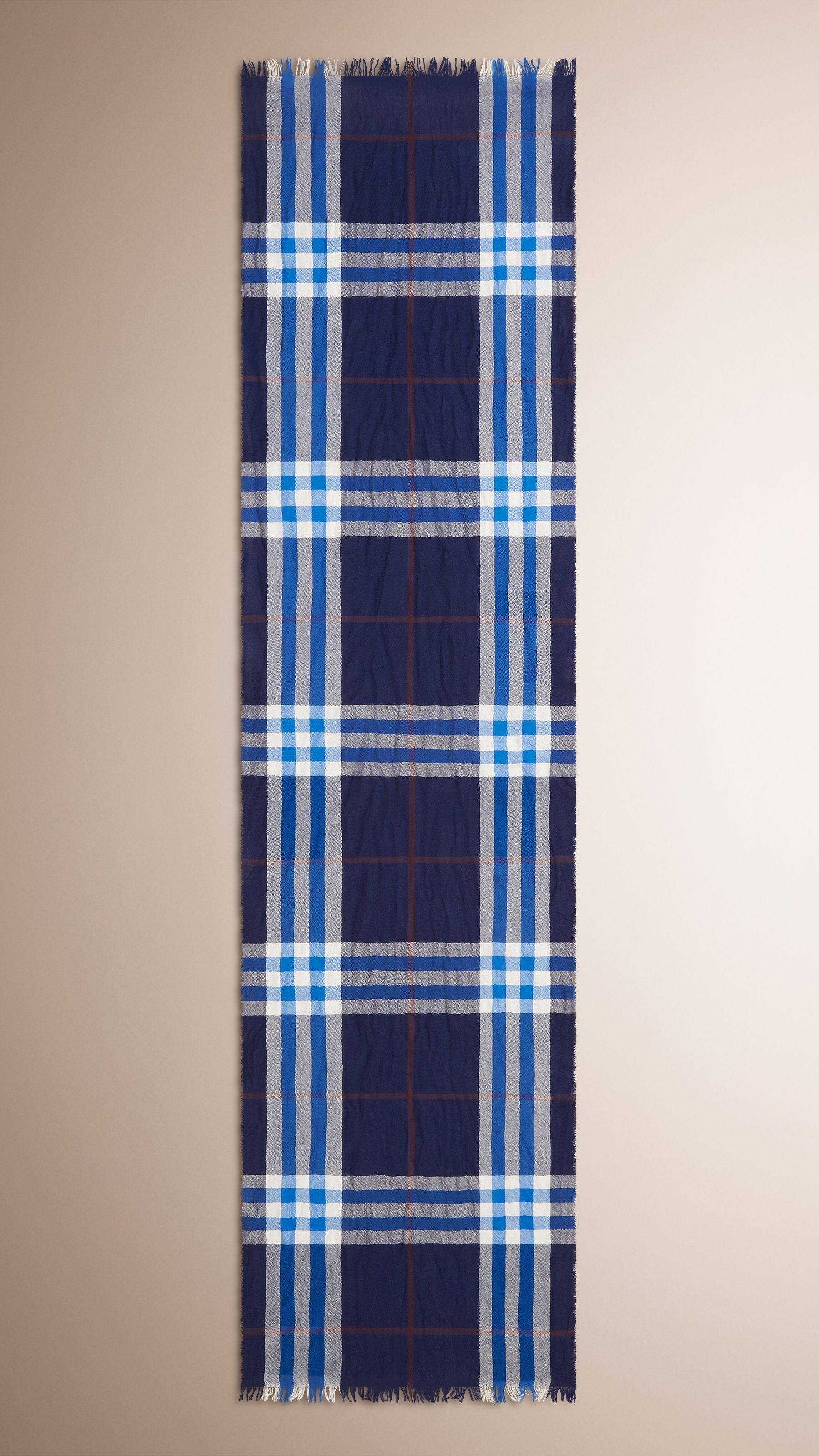 NAVY/BRIGHT COBALT Écharpe à effet froissé en laine mérinos et cachemire à motif check