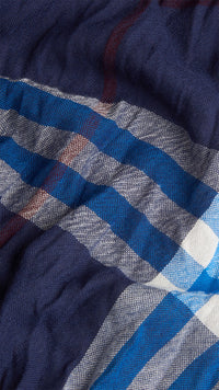 NAVY/BRIGHT COBALT Écharpe à effet froissé en laine mérinos et cachemire à motif check