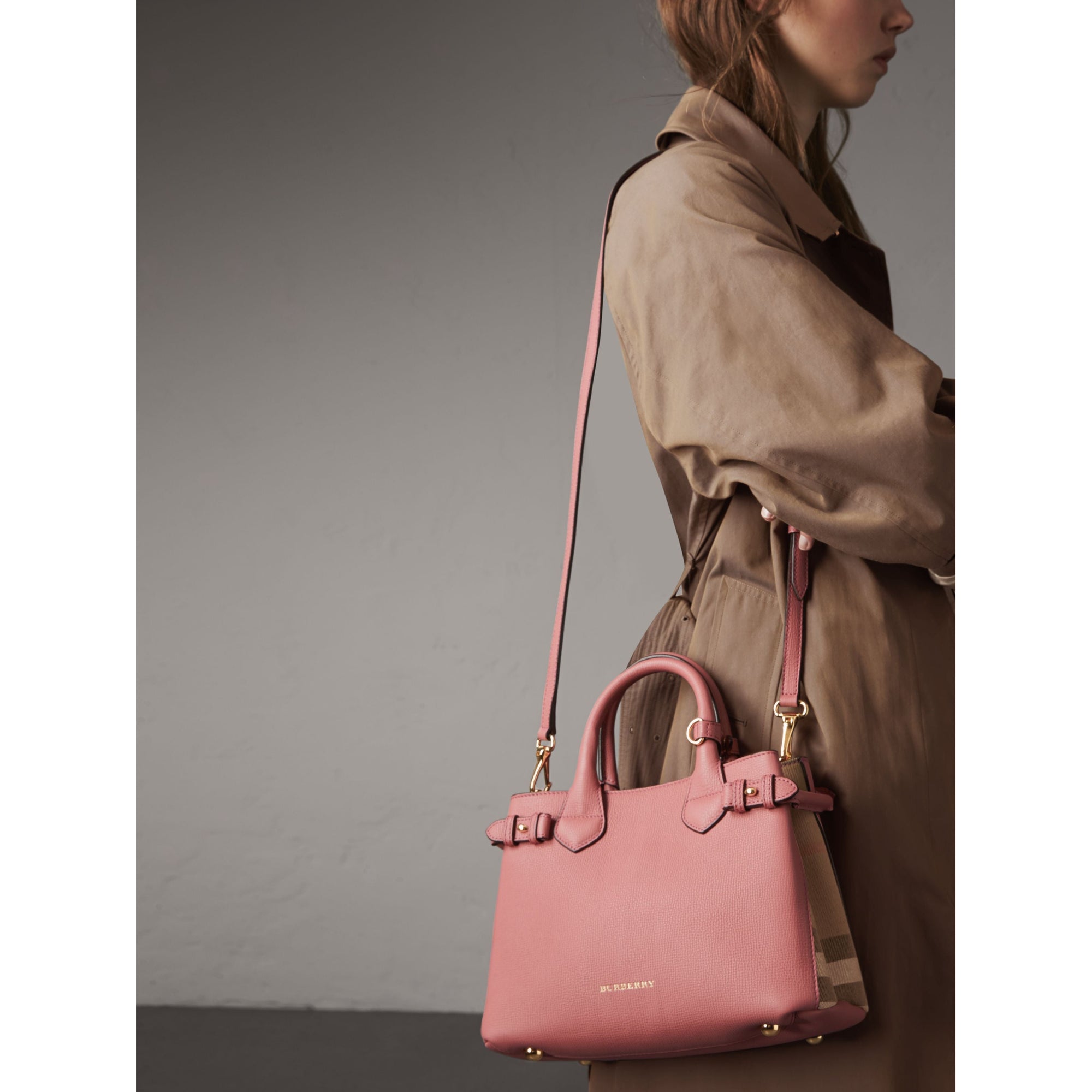 MAUVE PINK Petit sac The Banner en cuir et coton House check