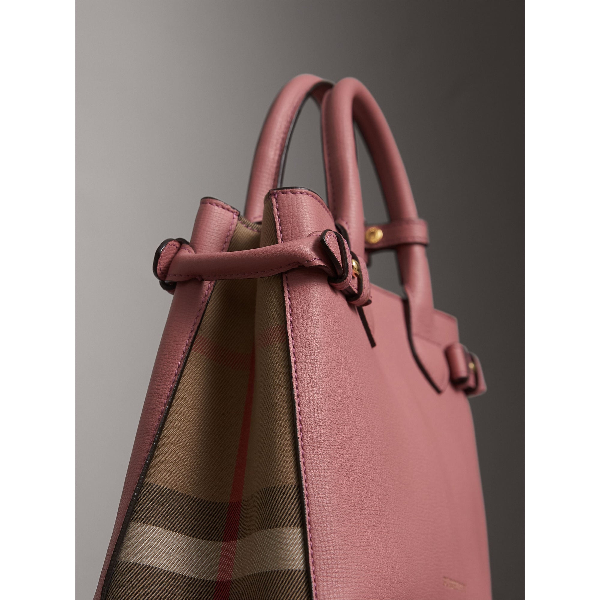 MAUVE PINK Petit sac The Banner en cuir et coton House check