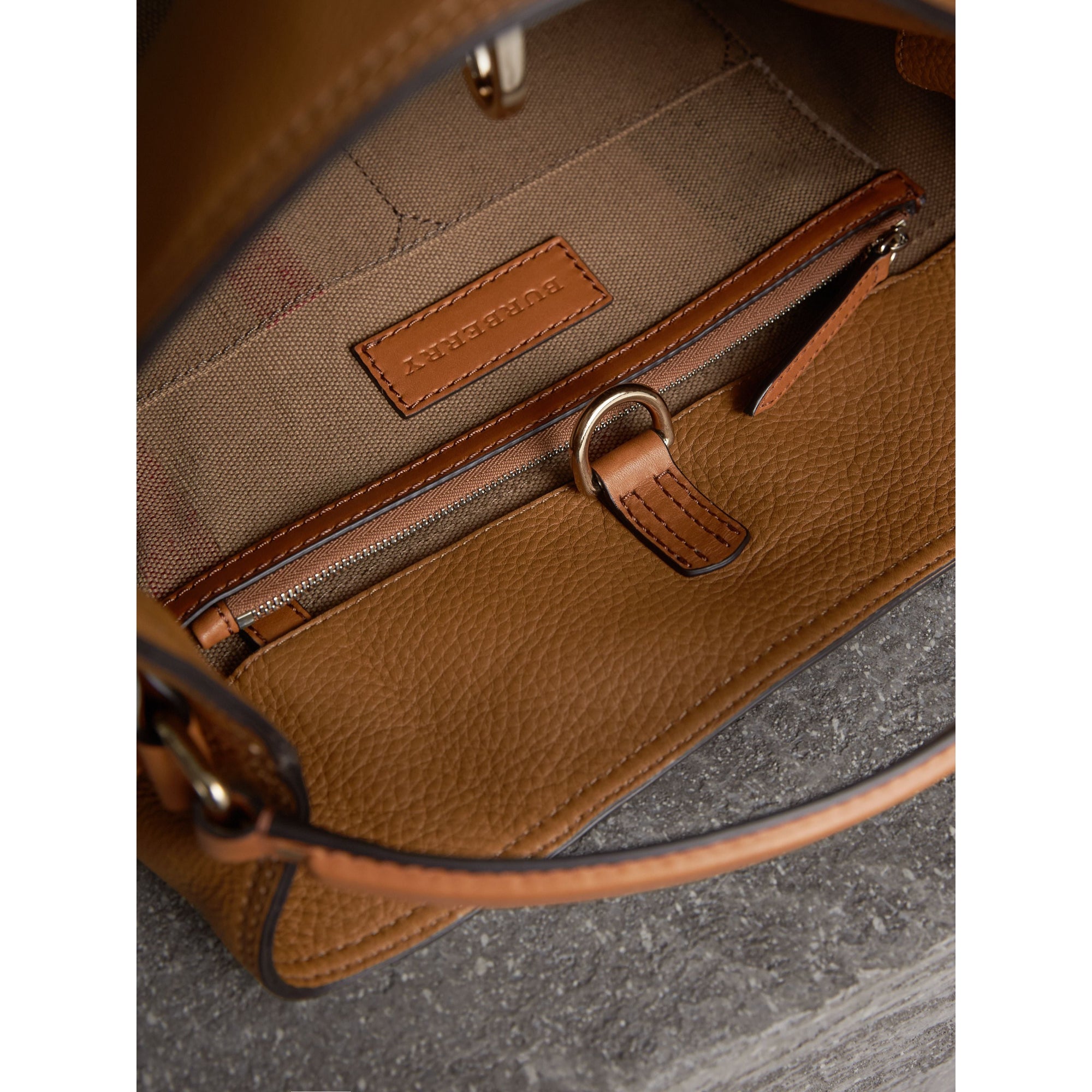 SADDLE BROWN Sac The Ashby moyen à motif Canvas check avec cuir