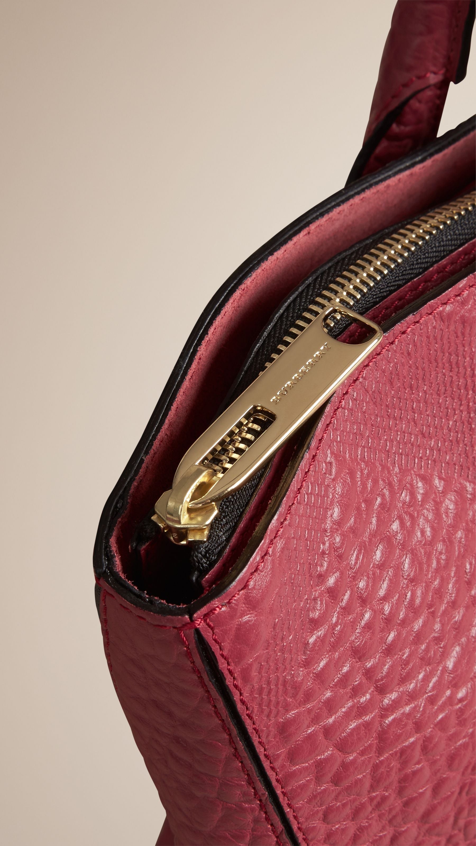 PEONY ROSE Sac tote medium en cuir à motif check en relief