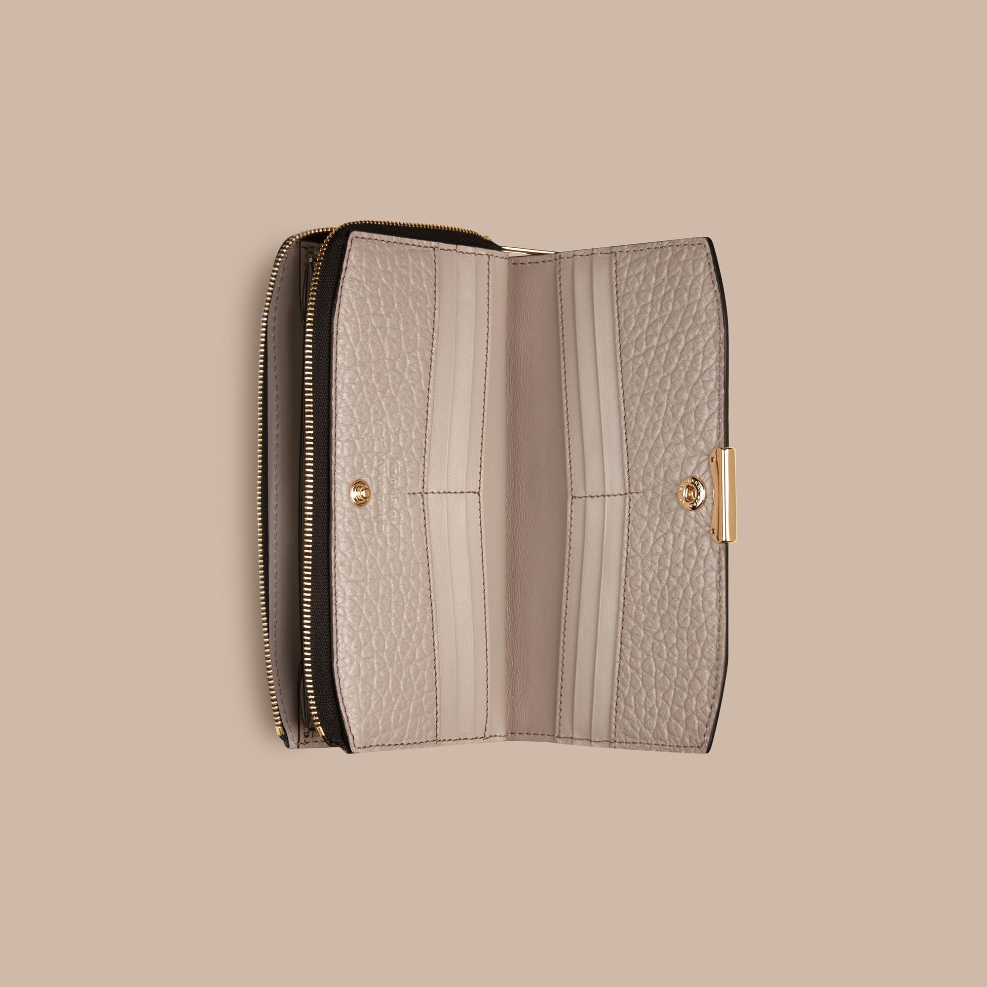 PALE GREY Portefeuille zippé en cuir grené emblématique