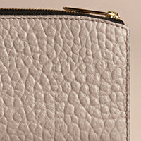PALE GREY Portefeuille zippé en cuir grené emblématique