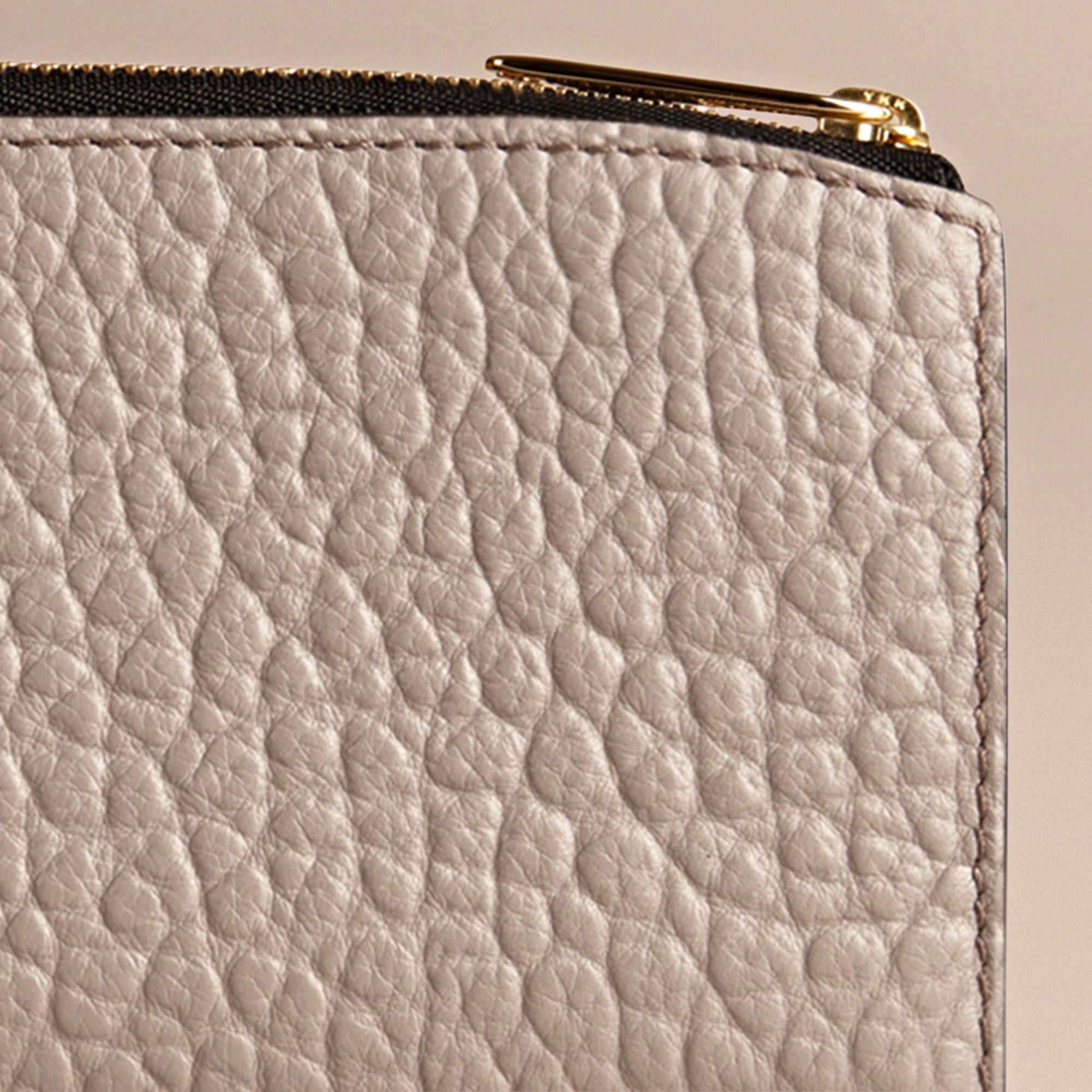 PALE GREY Portefeuille zippé en cuir grené emblématique