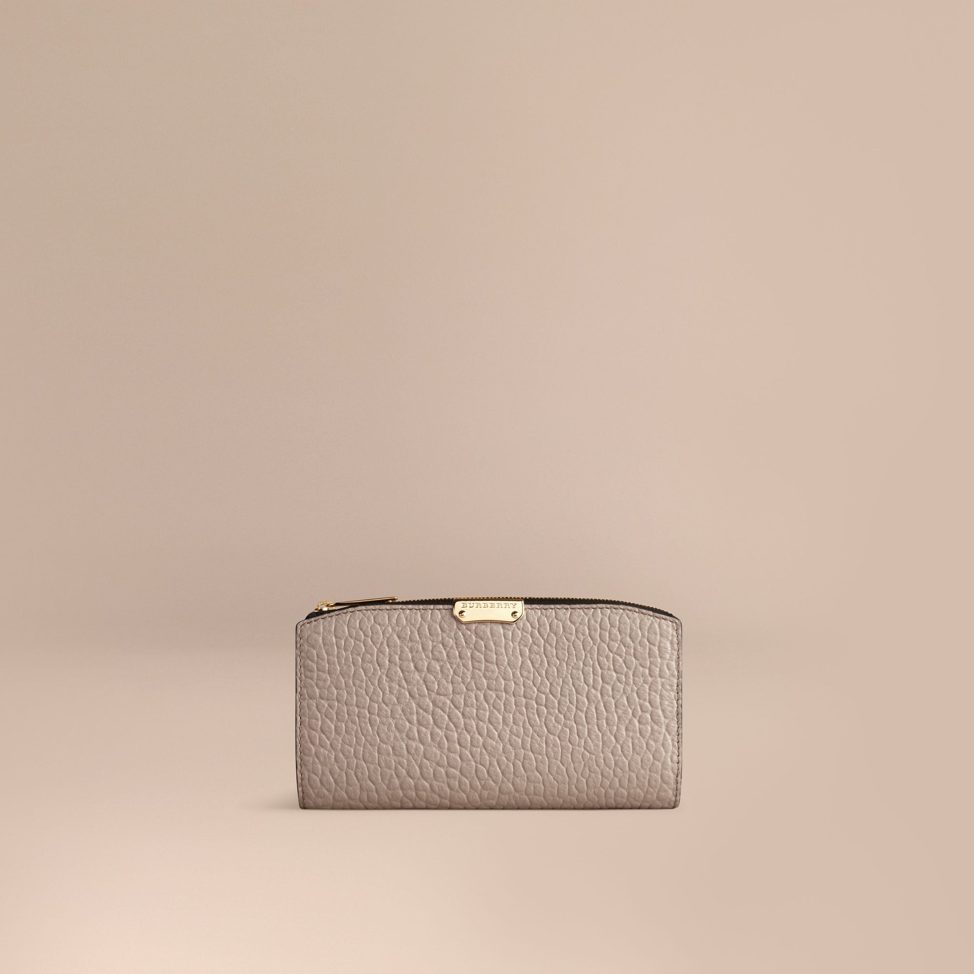 PALE GREY Portefeuille zippé en cuir grené emblématique