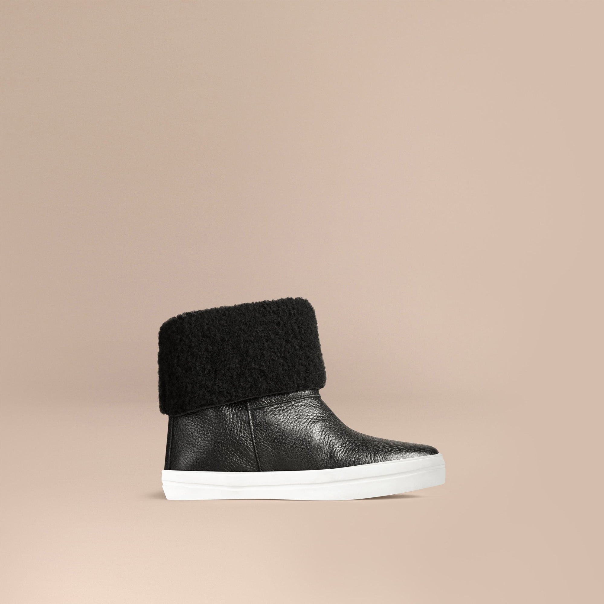 BLACK Bottines en cuir grainé doublées de shearling