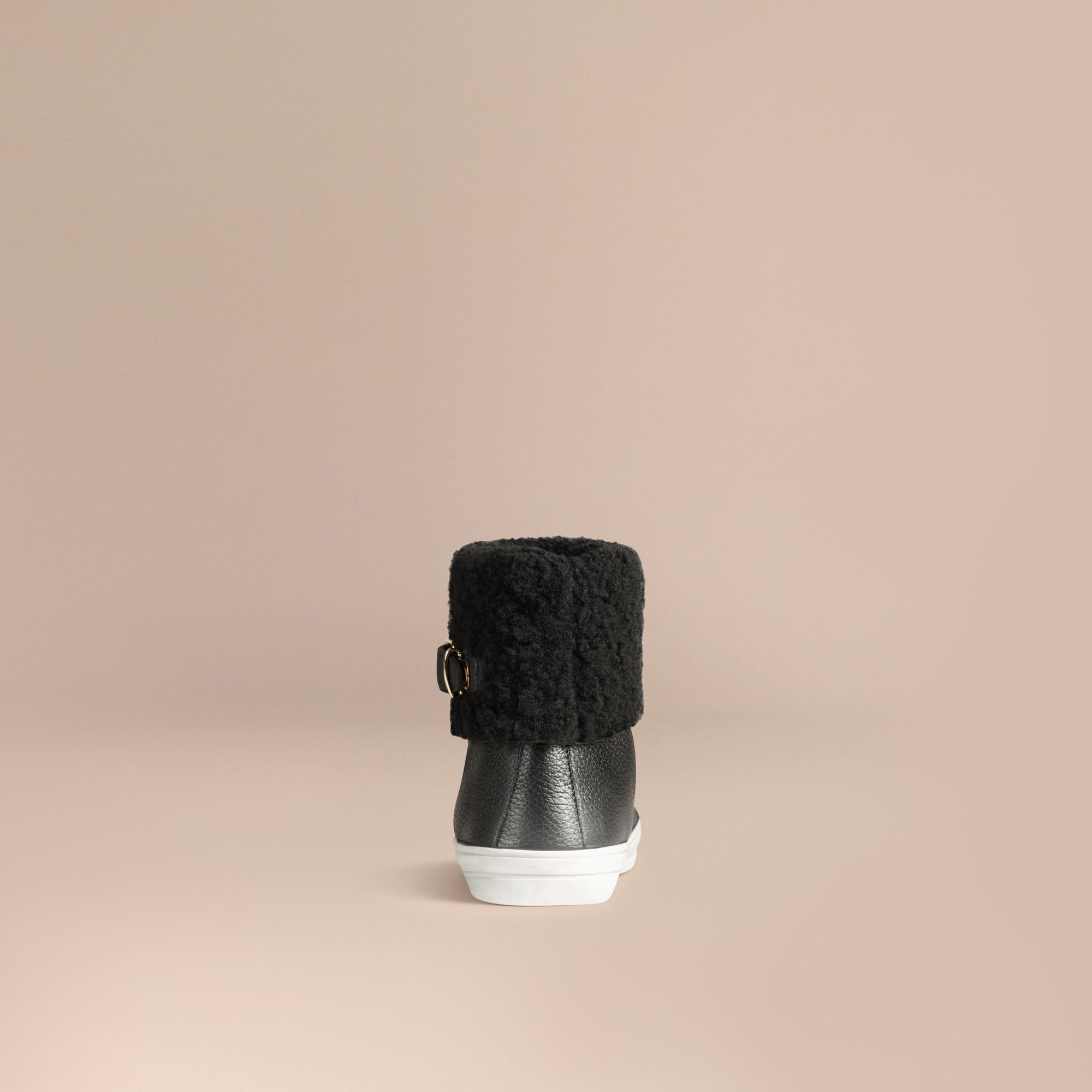 BLACK Bottines en cuir grainé doublées de shearling